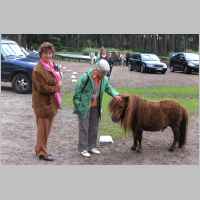 59-05-1424 Treffen 2009 - Pause zum Tierestreicheln. Ursula Kleint und Dorothea Tiedemann-Moeller.jpg